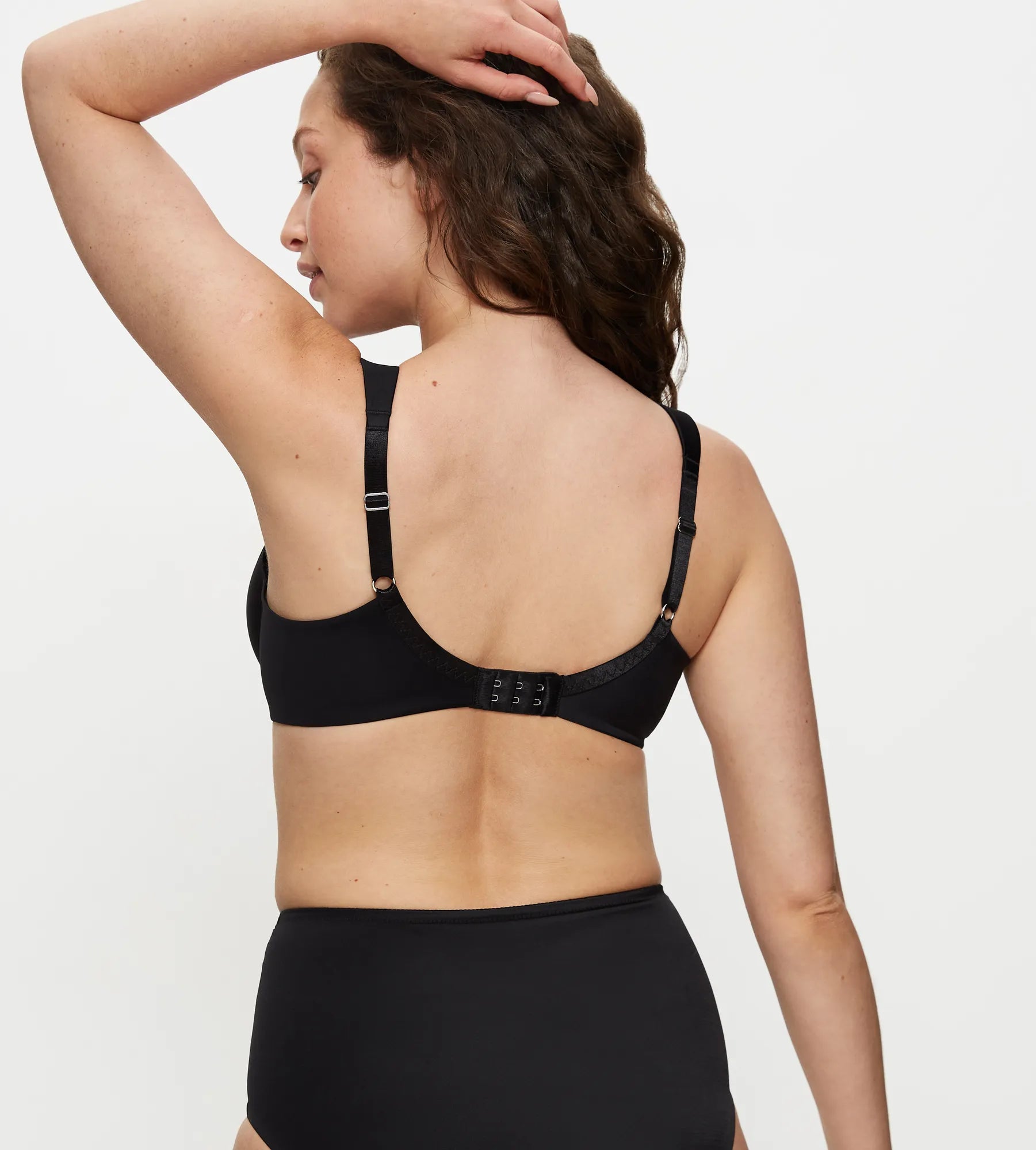 Black Triumph True Shape Sensation Minimiser Underwire Bra with smooth cups and adjustable straps, designed for comfortable support.