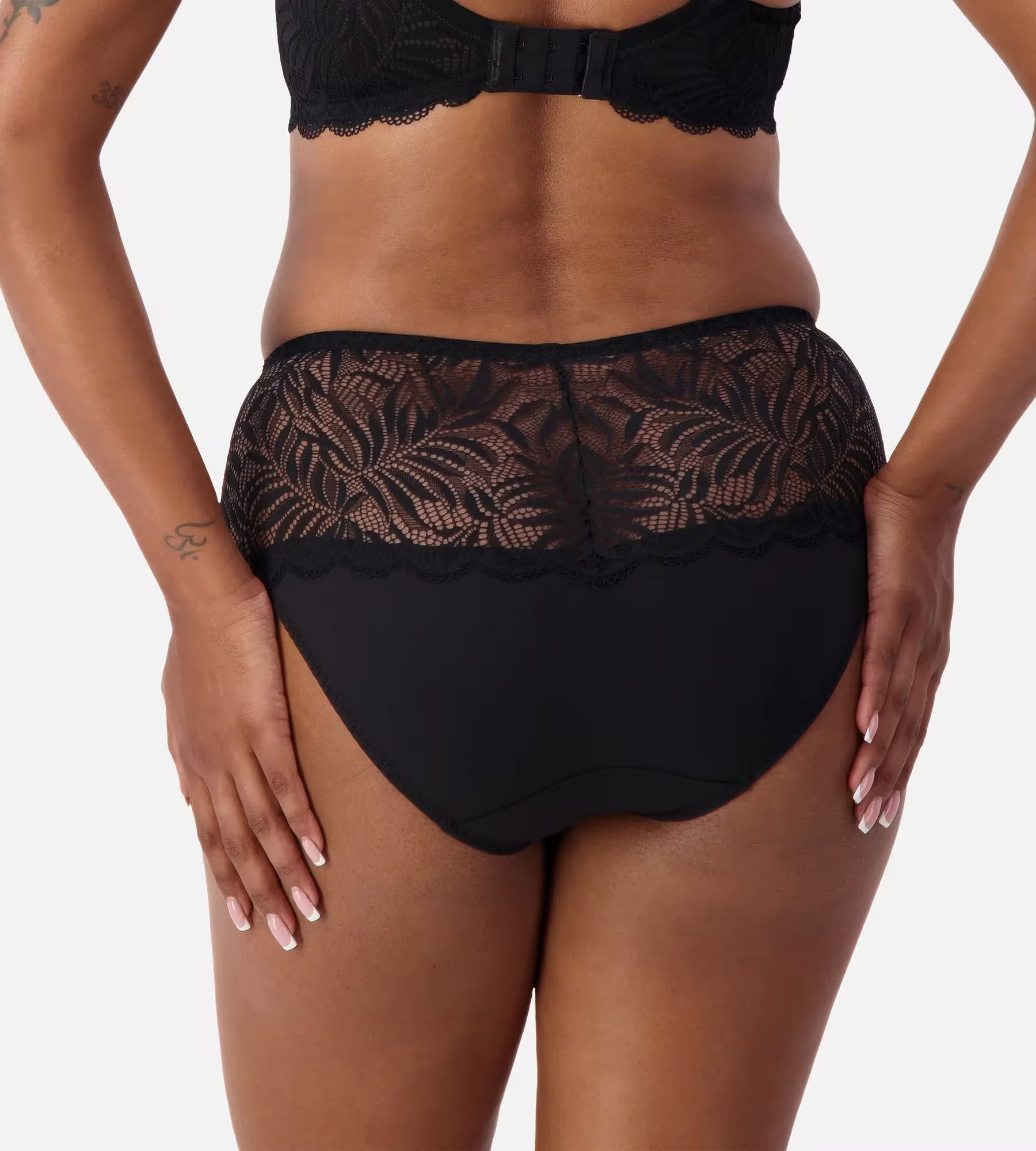 Black lace maxi brief from Triumph, full coverage women's underwear with elegant lace design and comfortable fit.