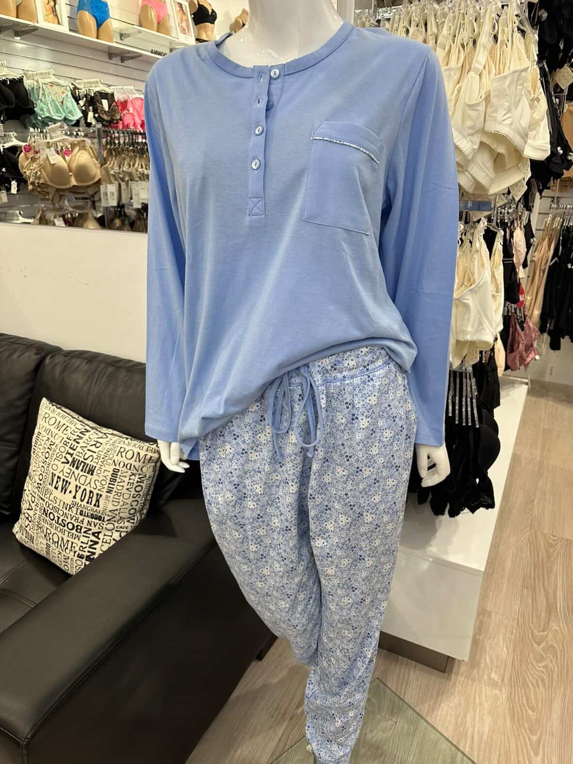Givoni Katie ski pyjama sleepwear set with cozy fleece fabric and relaxed fit, featuring a colorful winter-themed pattern.