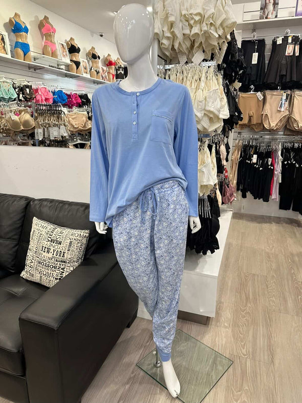 Givoni Katie Ski Pyjama sleepwear set with cozy top and pants, in a winter-themed pattern, designed for comfortable nighttime sleep.