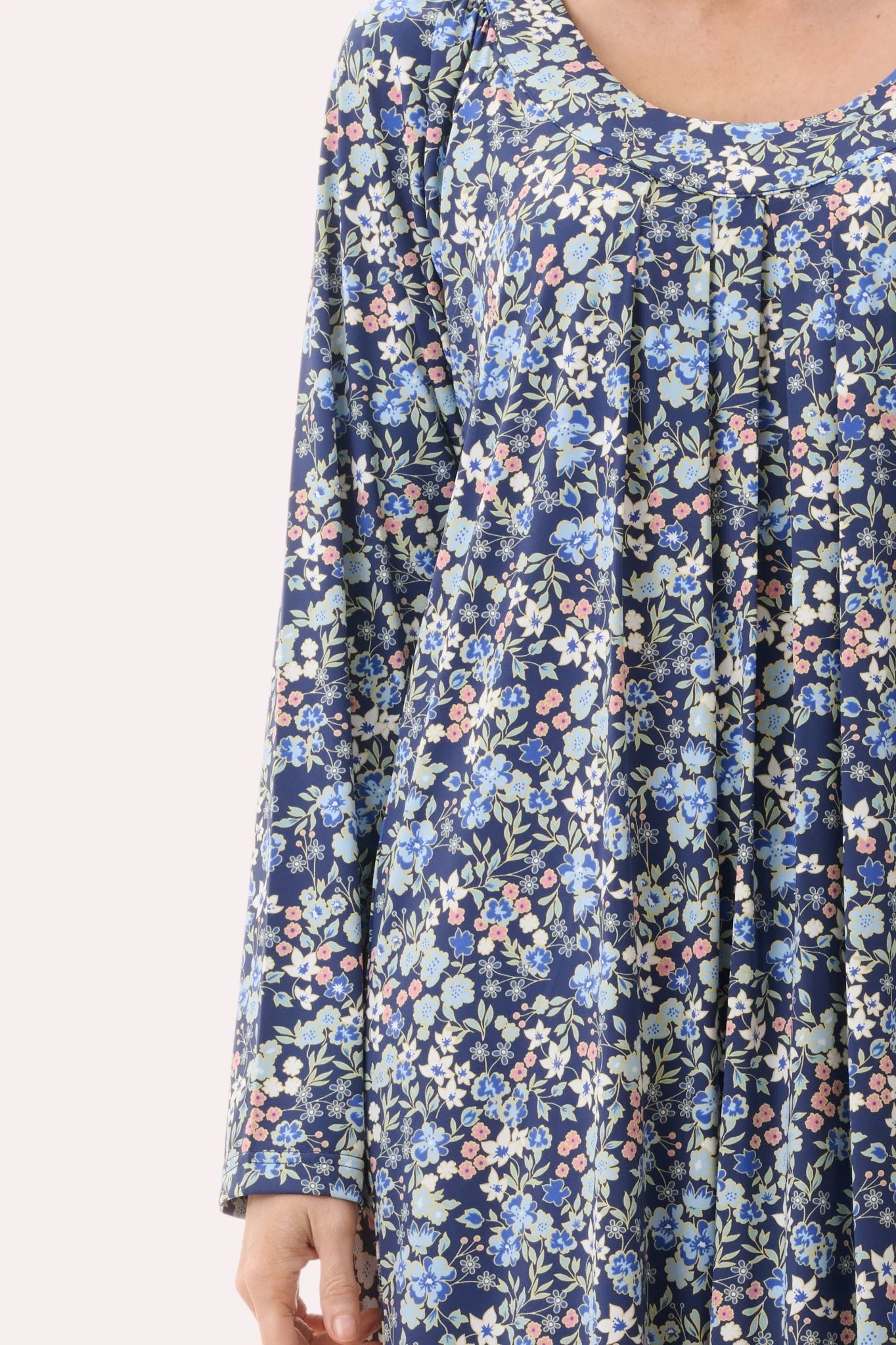 Givoni Ariel royal blue long sleeve nightie, mid-length sleepwear made of soft fabric with a relaxed fit.