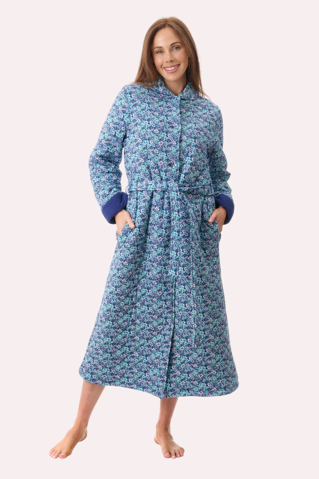 GIVONI Jada mid-length quilted dressing gown, cozy sleepwear with quilted fabric, front view showing soft, comfortable design.