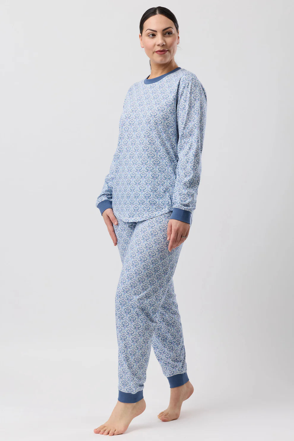 Schrank Oriental Ski pajama set in teal sleepwear with ski-themed pattern, cozy and comfortable for lounging or sleeping.