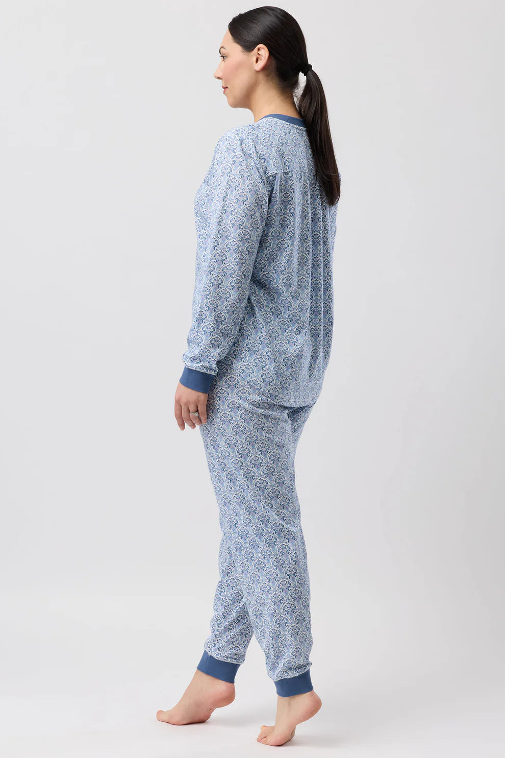 Schrank Oriental Ski pajama set in teal sleepwear with ski-themed patterns, soft fabric for comfortable nightwear.
