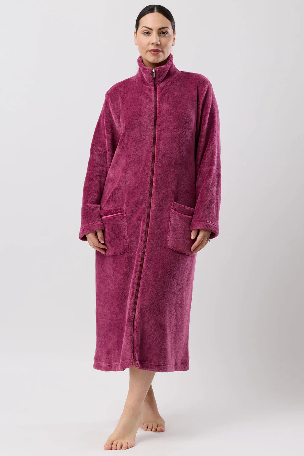 Schrank berry-colored fleece zip dressing gown, mid-length sleepwear with a front zipper and cozy fabric, suitable for lounging and comfort.