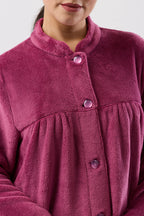Schrank berry fleece button-down mid-length dressing gown, cozy sleepwear with front buttons and soft fabric for comfort.