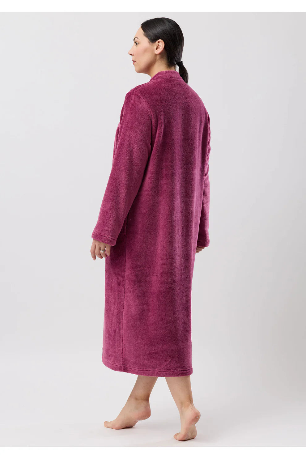 Schrank berry fleece button-down dressing gown, mid-length sleepwear with cozy fabric and button front, ideal for relaxing at home.