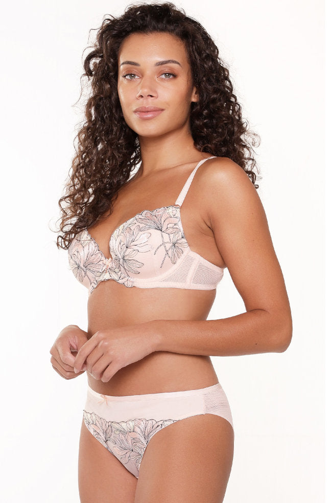 Lingadore lace-underwire moulded bra in B cup with adjustable straps, featuring intricate lace details.