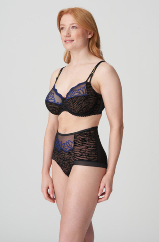 Cheyney black lace-detail hot pants, size L, by Primadonna, featuring intricate lace accents and a sleek design.
