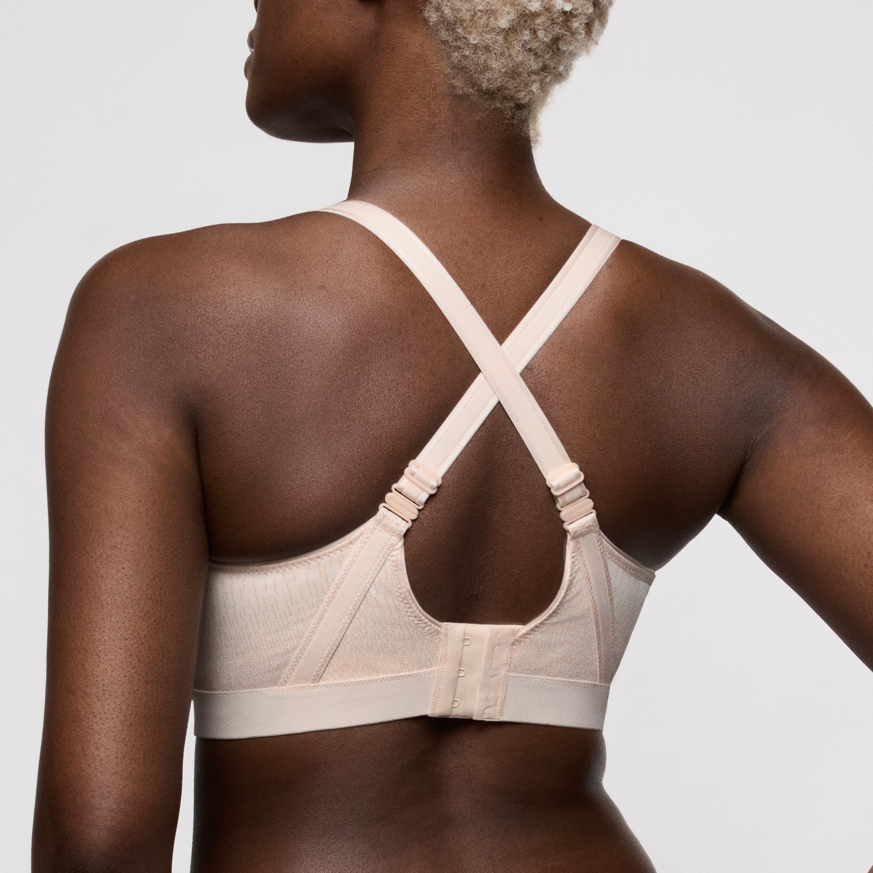 Primadonna non-padded wired sports bra with adjustable straps and breathable fabric, designed for support during workouts.