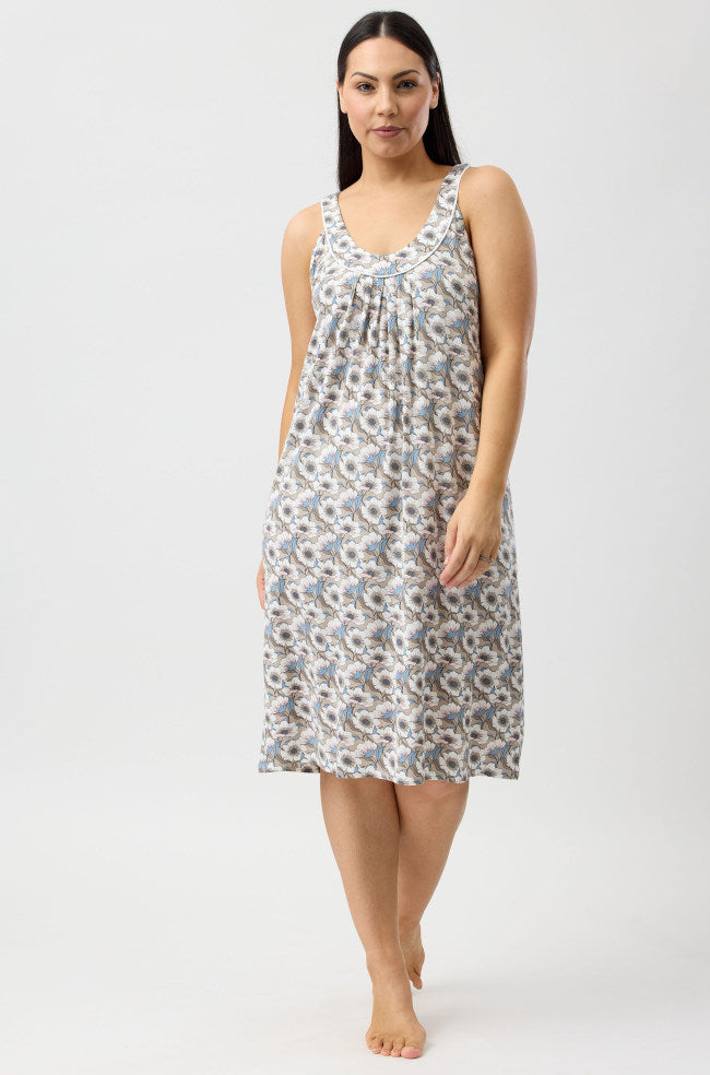 Sand-colored sleeveless nightie from YUU, featuring a relaxed fit and comfortable design in size 2L